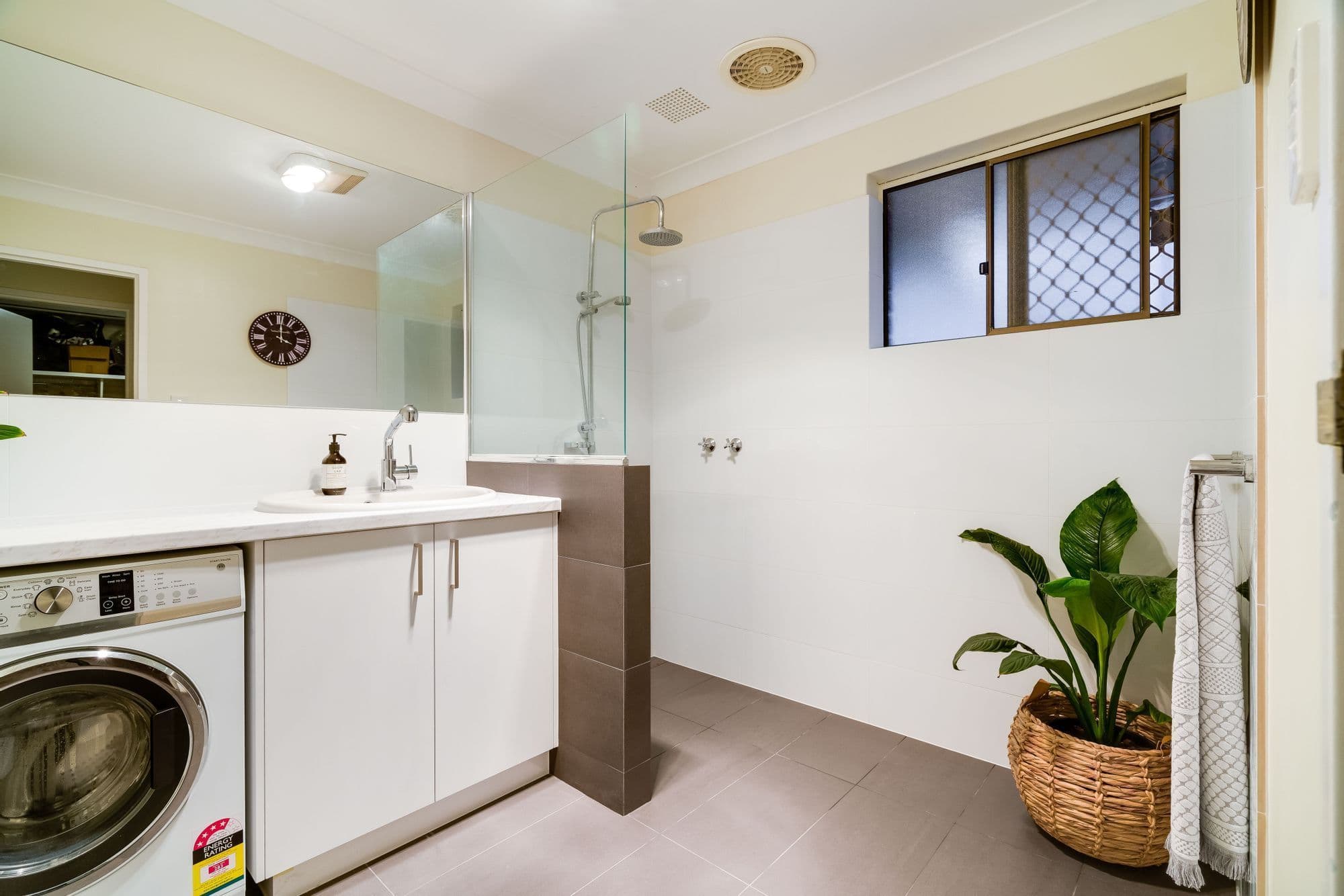 2bathroombanksia/1